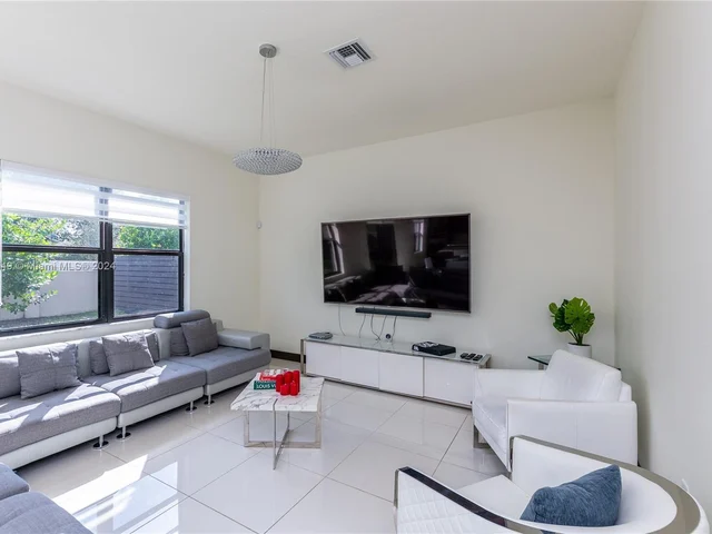 8814 NW 154th Ter, Miami Lakes FL 33018