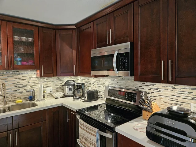 404 Lakeview Dr # 101, Weston FL 33326