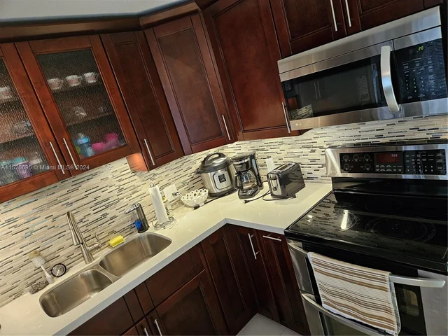 404 Lakeview Dr # 101, Weston FL 33326