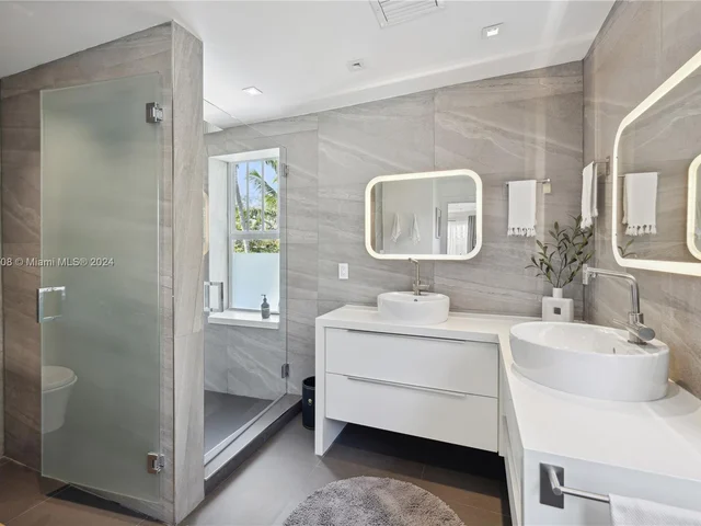 643 NE 69th St, Miami FL 33138