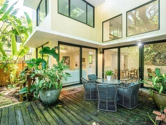 4007 Kumquat Ave, Miami FL 33133