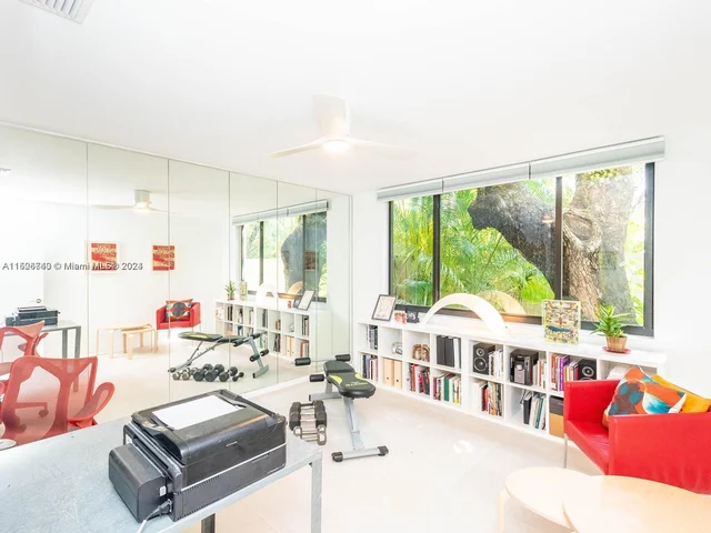 4007 Kumquat Ave, Miami FL 33133