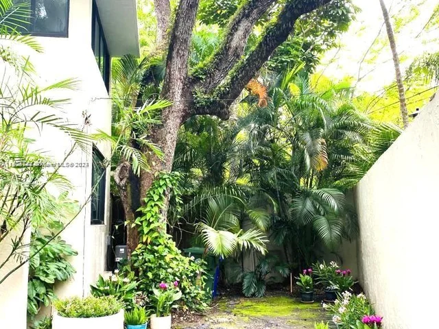 4007 Kumquat Ave, Miami FL 33133