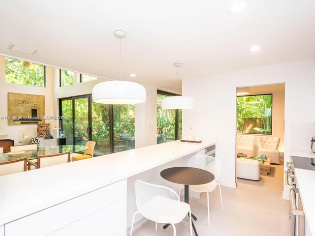 4007 Kumquat Ave, Miami FL 33133