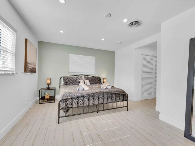 1351 Jackson St, Hollywood FL 33019