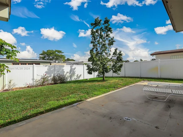 8741 NW 17th Ct, Pembroke Pines FL 33024