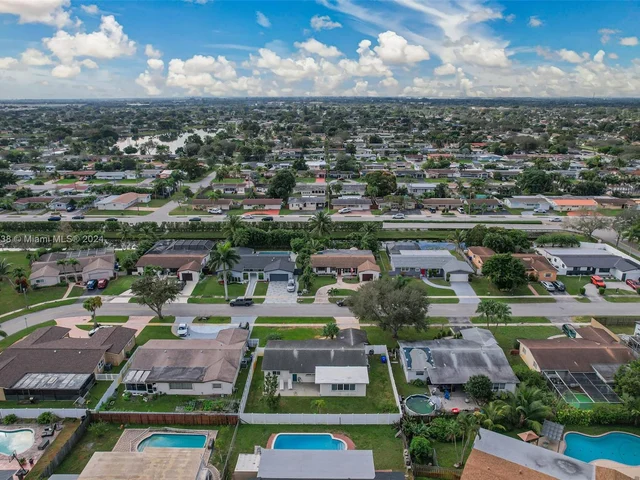 8741 NW 17th Ct, Pembroke Pines FL 33024