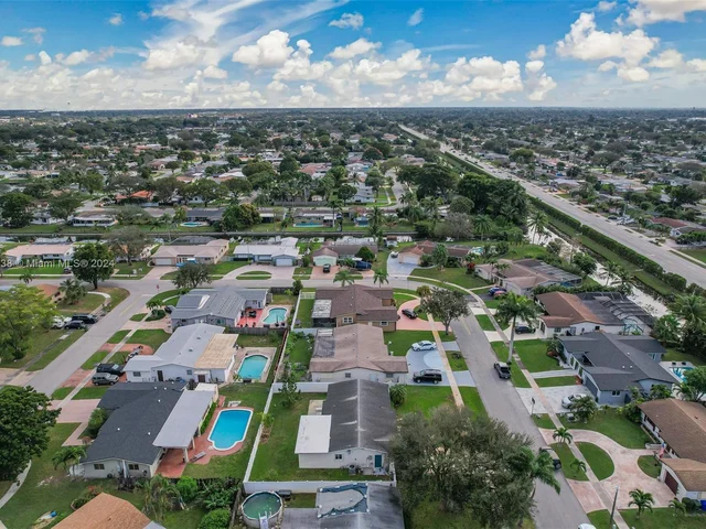 8741 NW 17th Ct, Pembroke Pines FL 33024