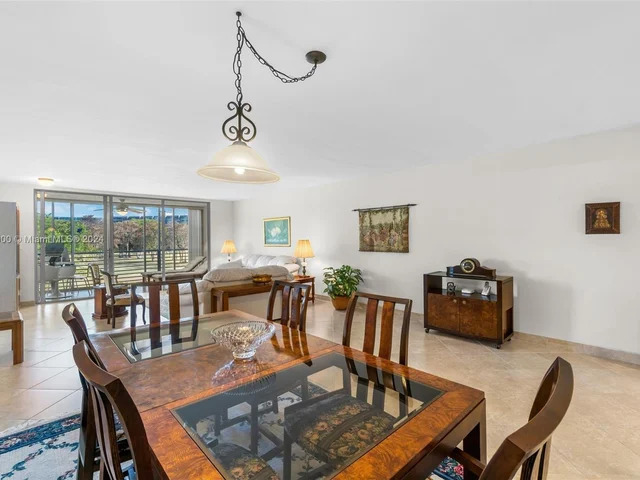 3800 Oaks Clubhouse Dr # 307, Pompano Beach FL 33069