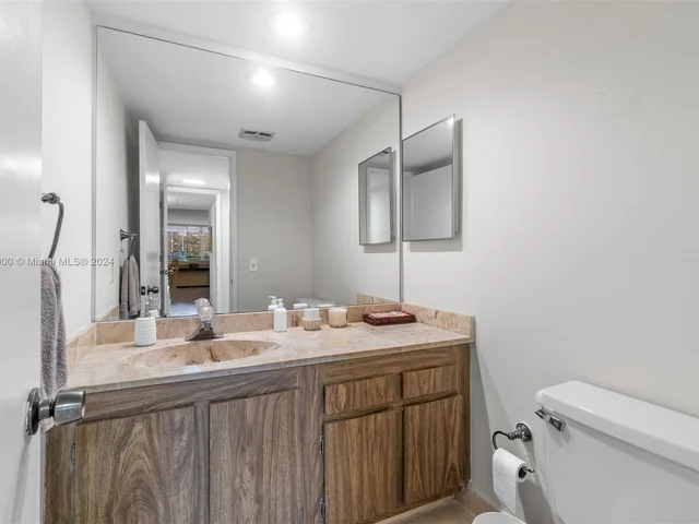 3800 Oaks Clubhouse Dr # 307, Pompano Beach FL 33069