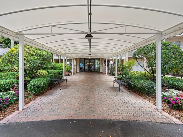 3800 Oaks Clubhouse Dr # 307, Pompano Beach FL 33069