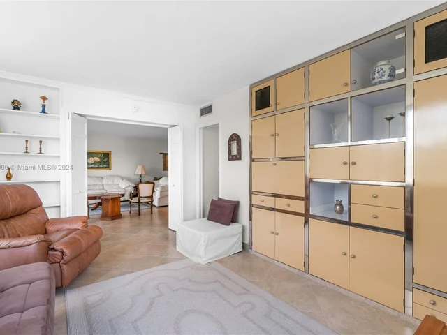 3800 Oaks Clubhouse Dr # 307, Pompano Beach FL 33069