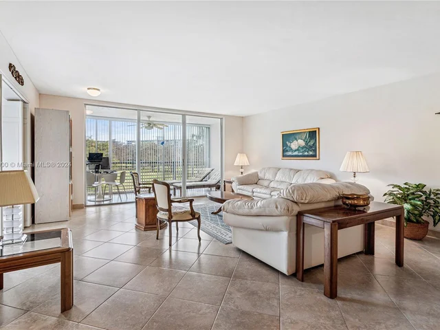 3800 Oaks Clubhouse Dr # 307, Pompano Beach FL 33069