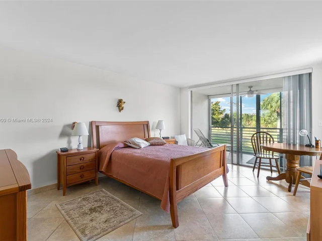 3800 Oaks Clubhouse Dr # 307, Pompano Beach FL 33069