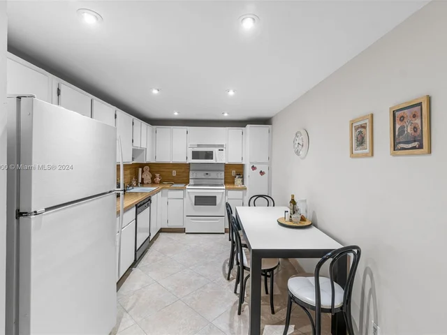 3800 Oaks Clubhouse Dr # 307, Pompano Beach FL 33069