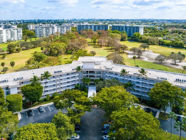 3800 Oaks Clubhouse Dr # 307, Pompano Beach FL 33069