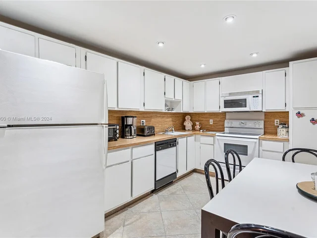 3800 Oaks Clubhouse Dr # 307, Pompano Beach FL 33069