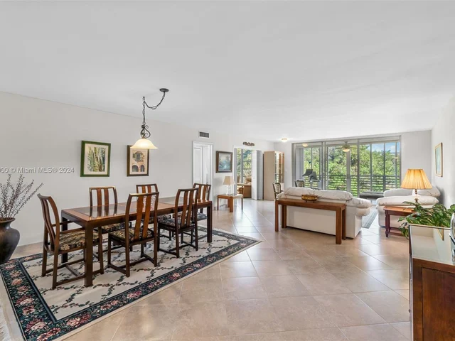 3800 Oaks Clubhouse Dr # 307, Pompano Beach FL 33069