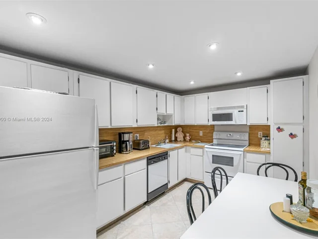 3800 Oaks Clubhouse Dr # 307, Pompano Beach FL 33069