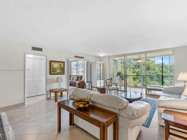 3800 Oaks Clubhouse Dr # 307, Pompano Beach FL 33069