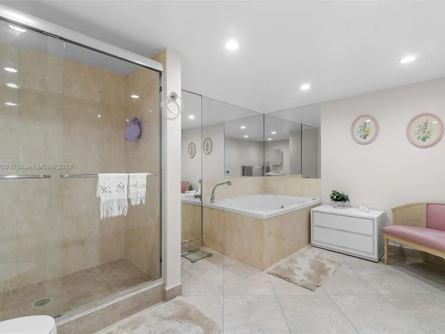 3800 Oaks Clubhouse Dr # 307, Pompano Beach FL 33069