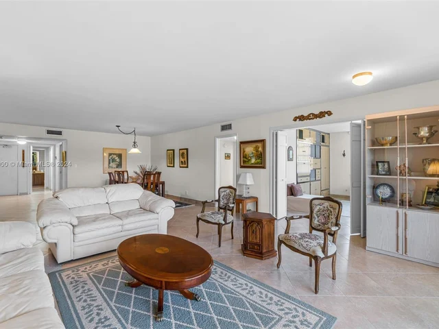 3800 Oaks Clubhouse Dr # 307, Pompano Beach FL 33069