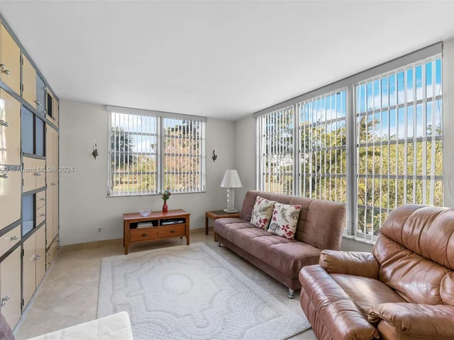 3800 Oaks Clubhouse Dr # 307, Pompano Beach FL 33069