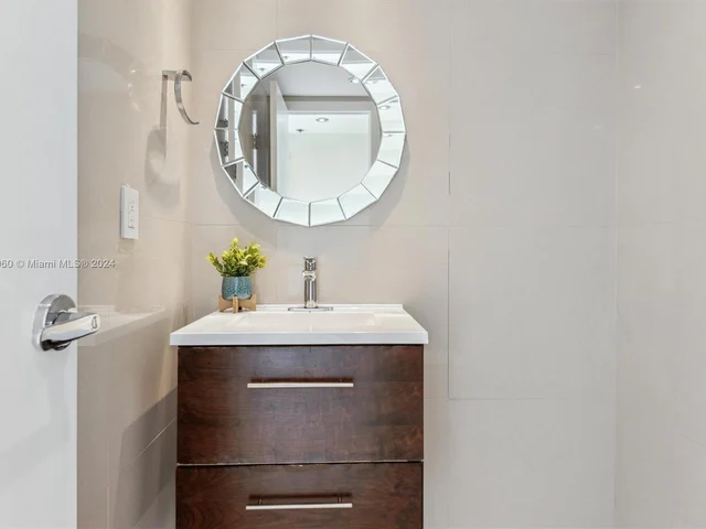 4101 Pine Tree Dr # 615, Miami Beach FL 33140