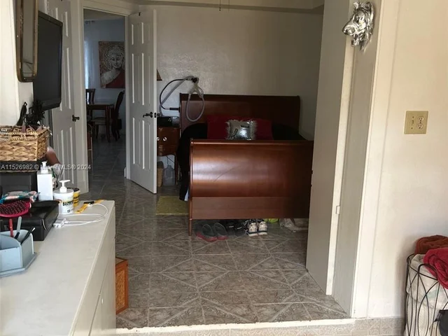 1260 NE 135th St, North Miami FL 33161