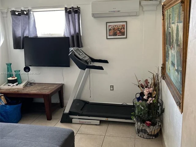 1260 NE 135th St, North Miami FL 33161