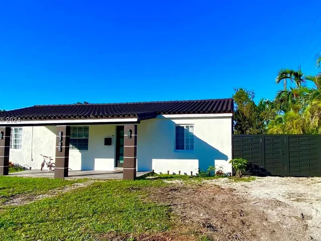 6765 SW 17th St, Miami FL 33155