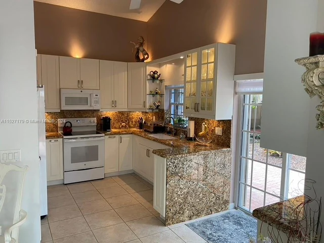 9801 NW 5th Ct, Plantation FL 33324