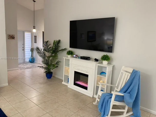 9801 NW 5th Ct, Plantation FL 33324