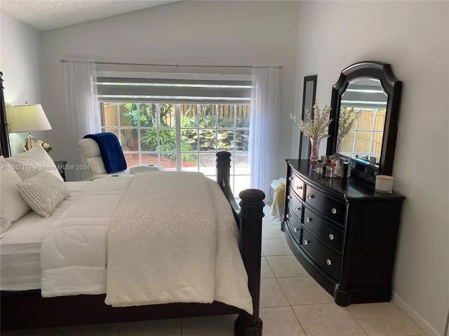 9801 NW 5th Ct, Plantation FL 33324