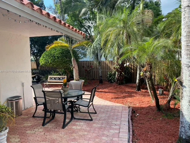 9801 NW 5th Ct, Plantation FL 33324