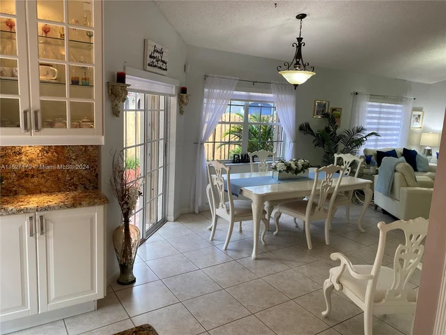 9801 NW 5th Ct, Plantation FL 33324