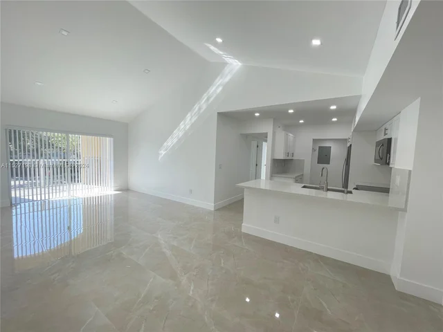 2640 S University Dr # 201, Davie FL 33328