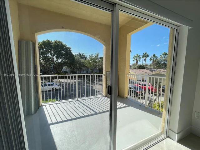 2640 S University Dr # 201, Davie FL 33328