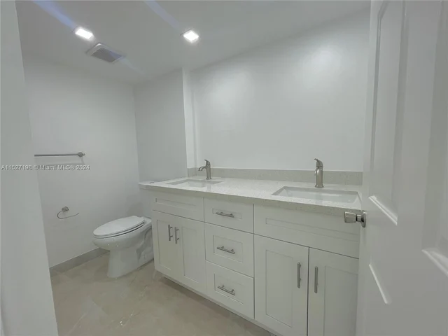 2640 S University Dr # 201, Davie FL 33328