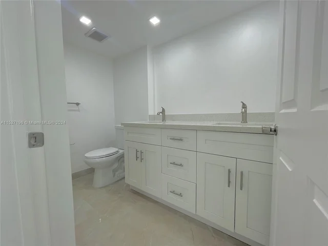 2640 S University Dr # 201, Davie FL 33328