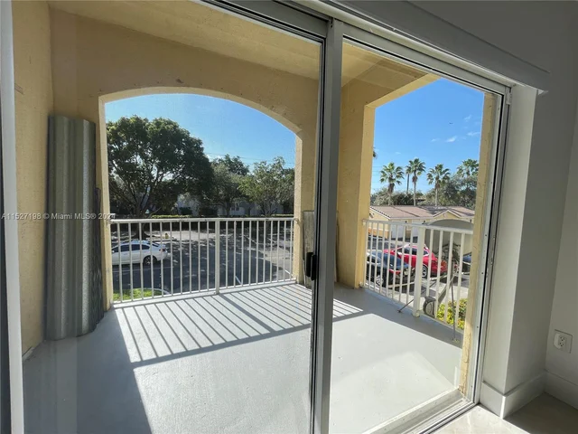 2640 S University Dr # 201, Davie FL 33328
