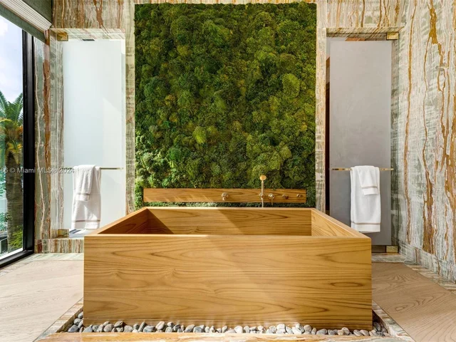 2000 N Bay Rd, Miami Beach FL 33140