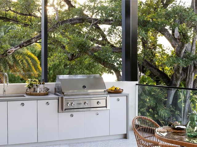 2000 N Bay Rd, Miami Beach FL 33140