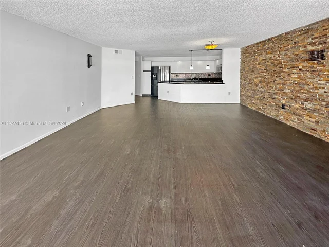 21300 San Simeon Way # M9, Miami FL 33179