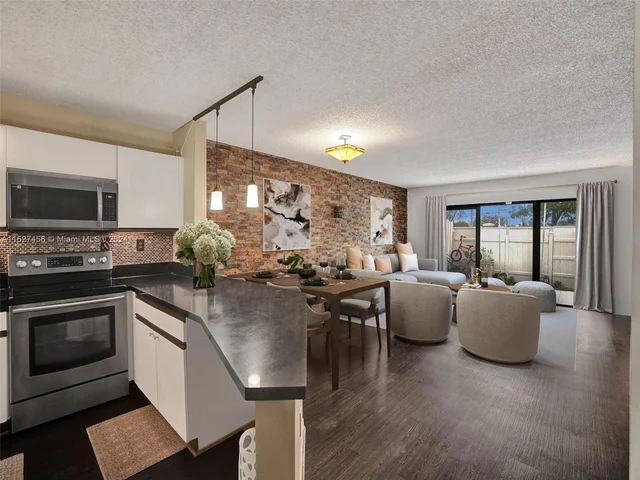 21300 San Simeon Way # M9, Miami FL 33179