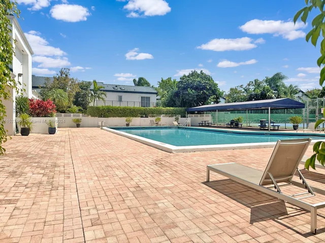 21300 San Simeon Way # M9, Miami FL 33179