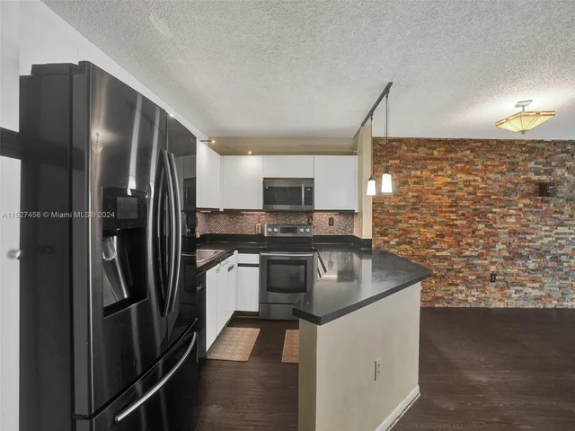 21300 San Simeon Way # M9, Miami FL 33179