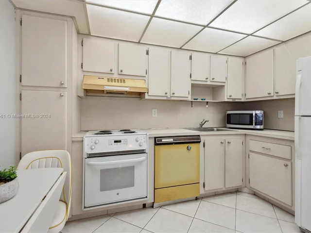 4101 Pine Tree Dr # 1407, Miami Beach FL 33140