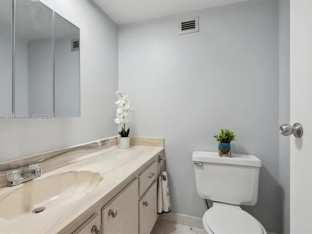 4101 Pine Tree Dr # 1407, Miami Beach FL 33140