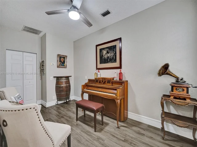 940 Crestview Cir, Weston FL 33327